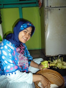 Filling the ketuput with rice